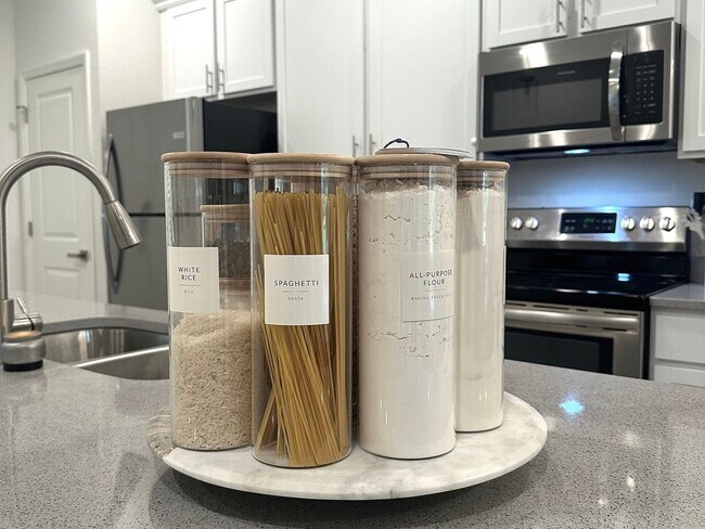 Foto del edificio - NEWLY CONSTRUCTED & UPGRADED 3 BR/2.5 BA T...