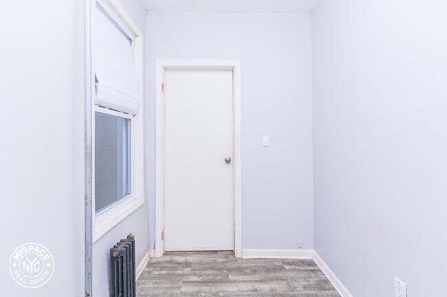 Foto del edificio - 324 E 9th St