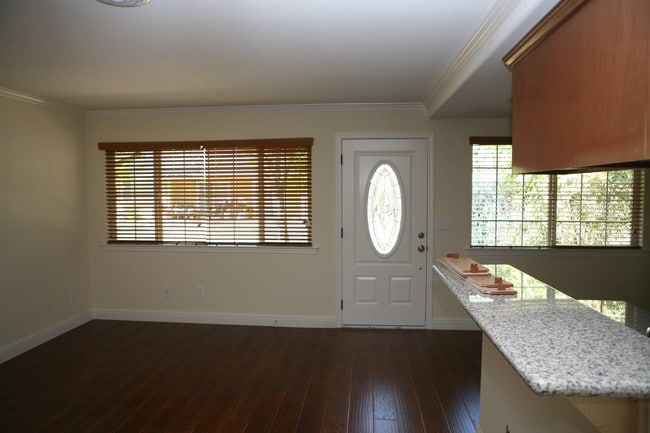 entrada por la puerta principal - 2732 Wilson Ave