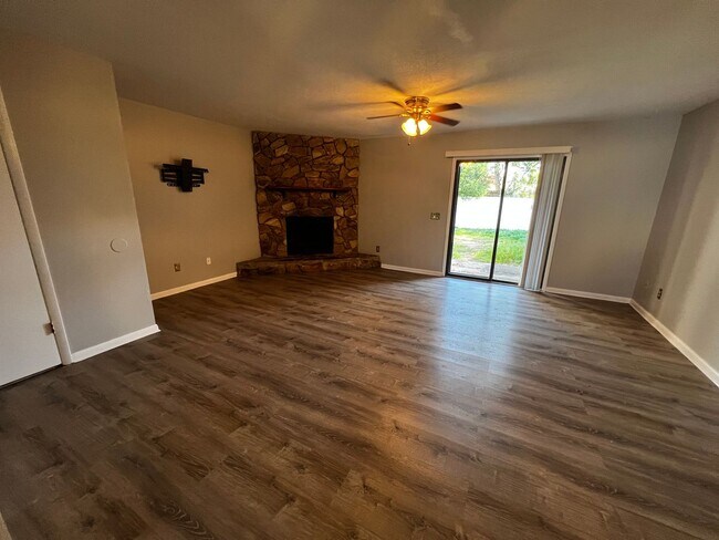 Building Photo - Beautiful 2 Bedroom 2.5 Bath - Available Now in Mandarin!