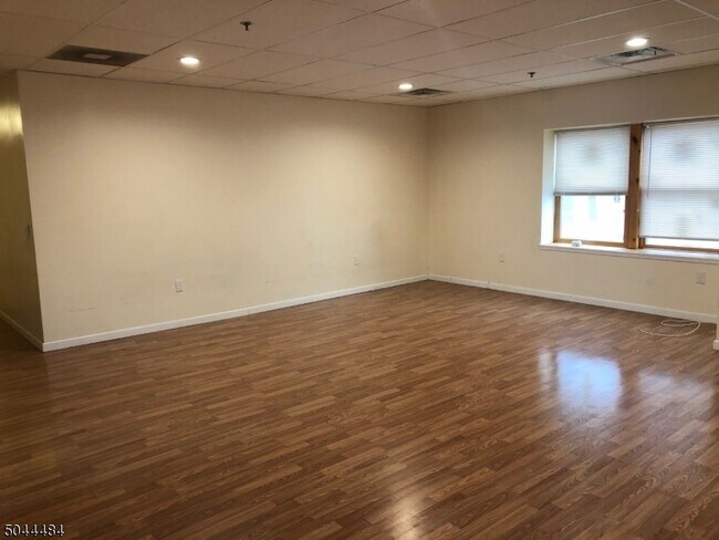 Foto del edificio - 250 Amboy Ave