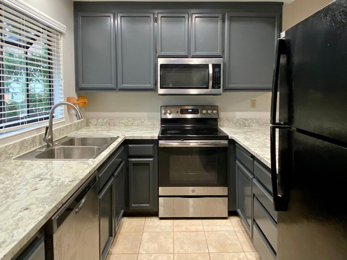 Foto principal - Spacious and Updated 2 Bedroom, 2 Bathroom...