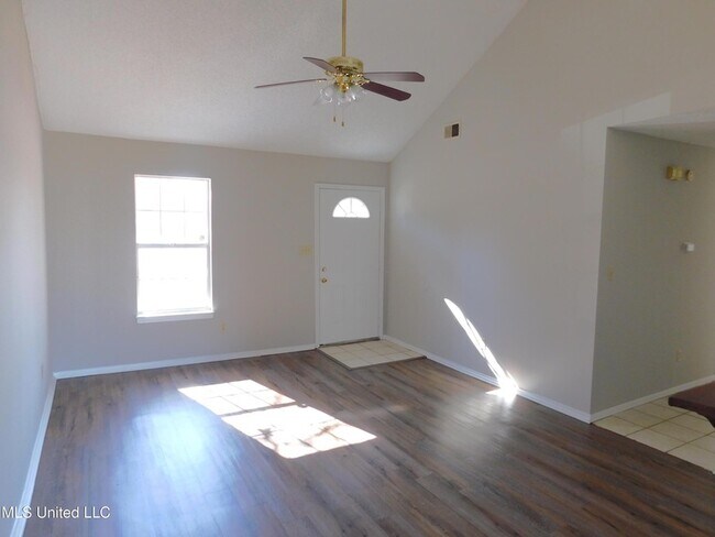 Foto del edificio - 5820 Briarwood Dr