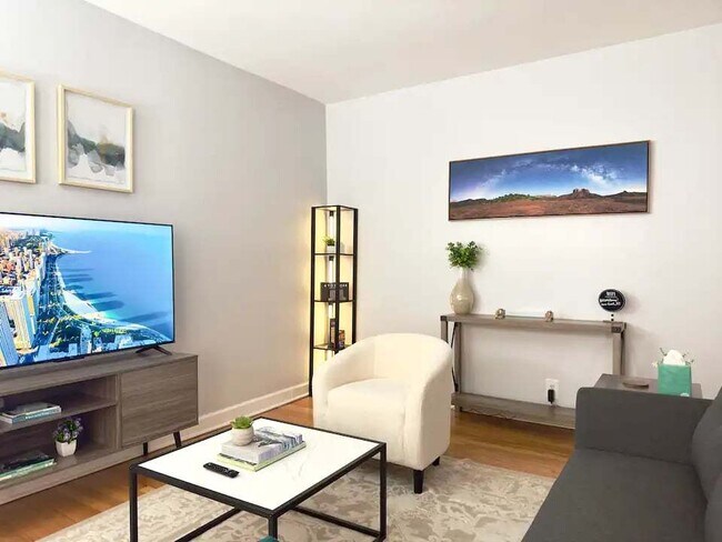 Foto del edificio - 6439 N Hamilton Ave