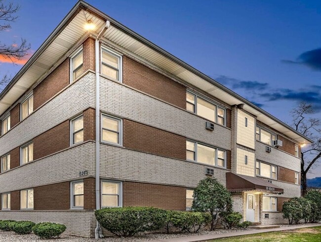 Building Photo - 320 Beach Ave