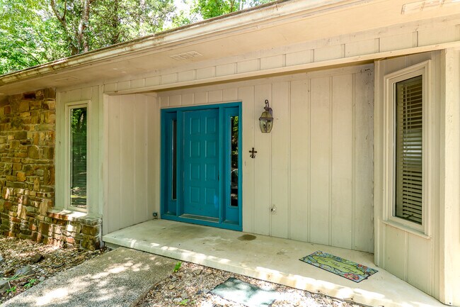 Foto del edificio - Beautiful 3 bedroom, 3 bath,  mother-in-law sweet with full kitchen in lower level.