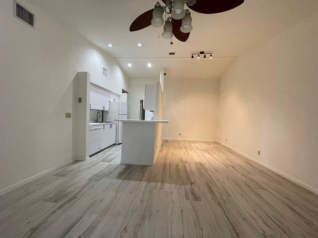 Foto principal - 654 Manor Dr