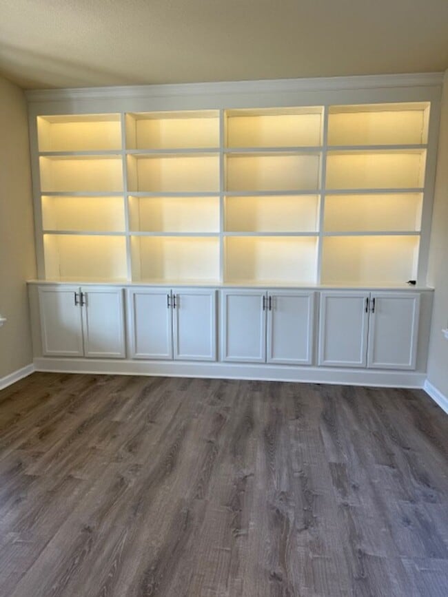 Building Photo - Gorgeous 4 Bedroom + office + loft in Boul...