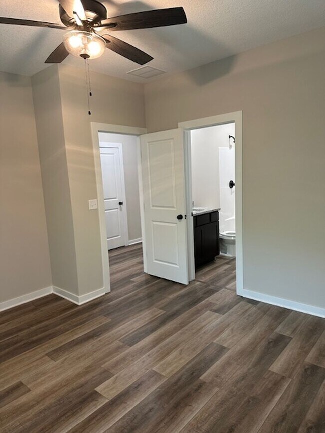 Foto del edificio - 5425 N Gray Dr