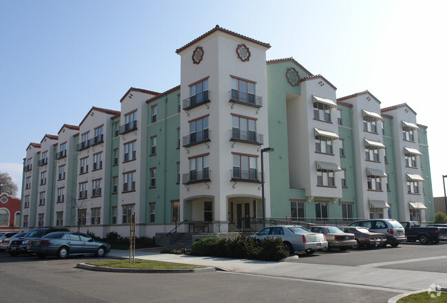 Building Photo - Oak Meadows