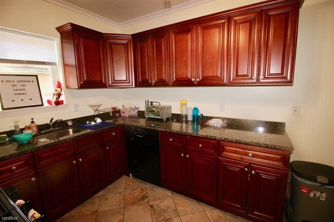 Building Photo - 5 br, 2 bath  - 616 Lawrence St # 1 #1