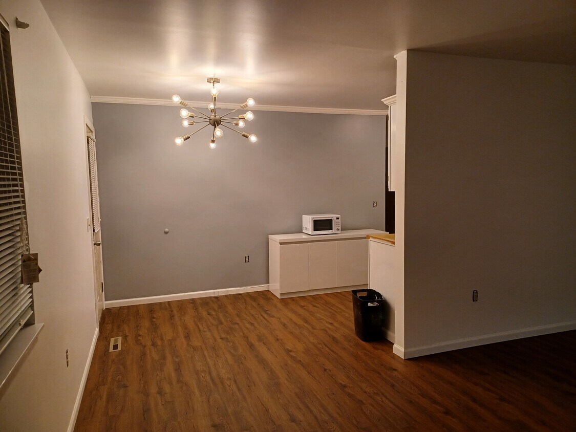 209 Dining Area - 209 N Maxwell St