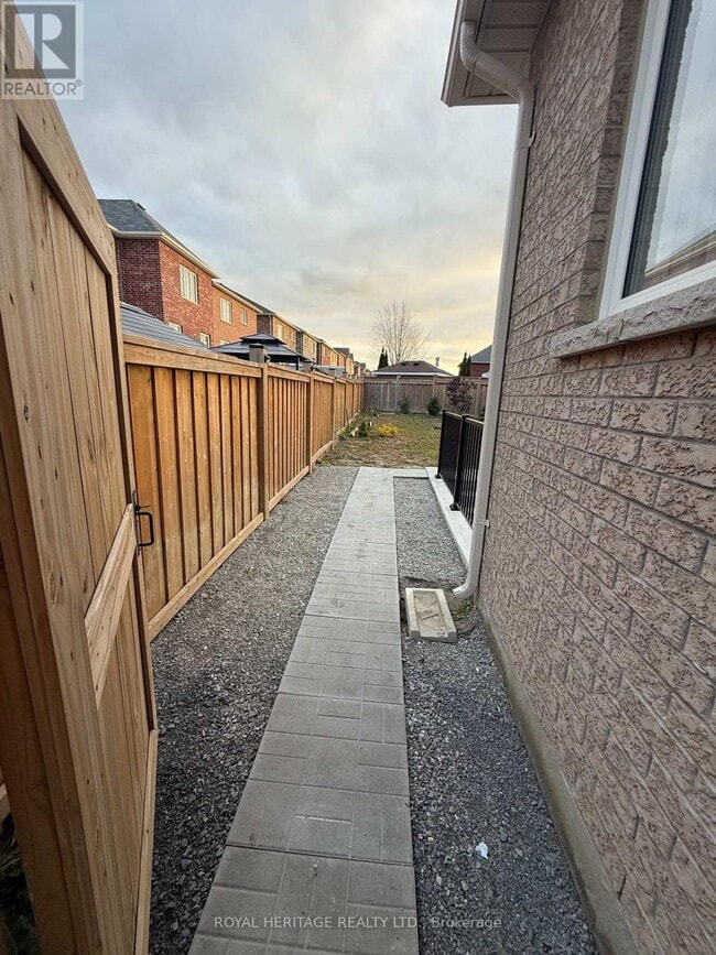 Building Photo - 985 Black Cherry Bsmt Dr