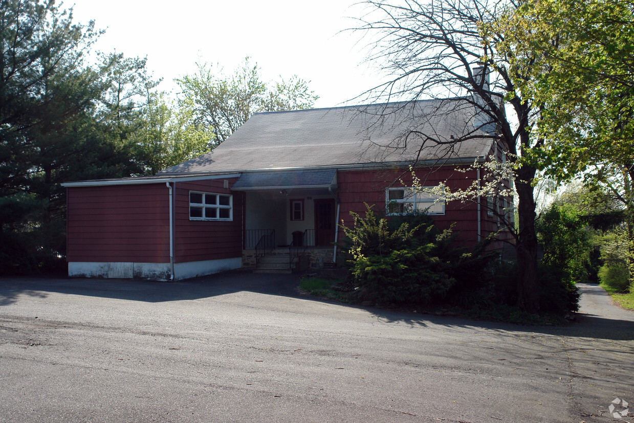 Building Photo - 931 N Trooper Rd