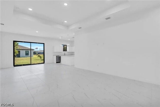 Building Photo - 1021 Chiquita Blvd S