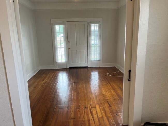 Vista de la puerta principal - 218 Leboeuf St