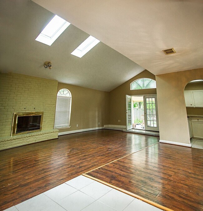 Foto del edificio - **Spacious, no carpet, and Energy saving 3...