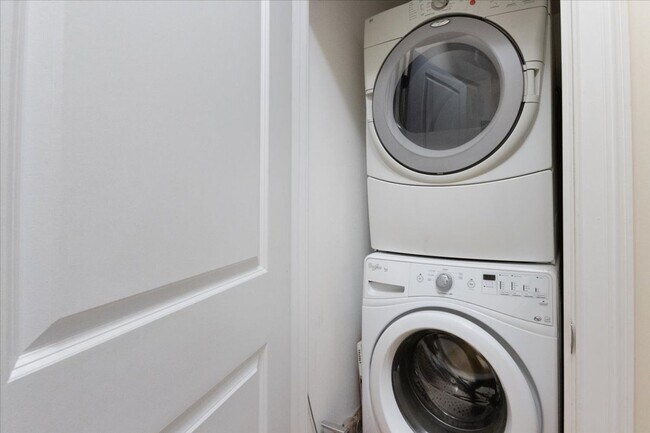 Building Photo - 2Br/1.5Bth in a convenient location! Laundry iN UNIT! NO BROKER FEE!