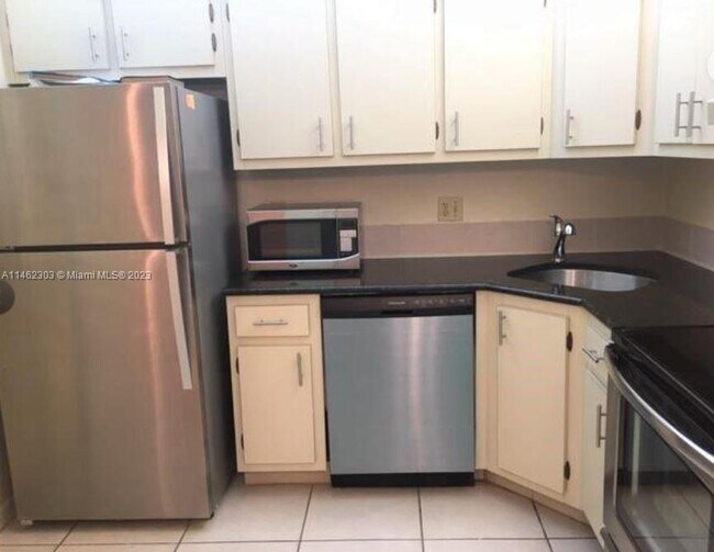 Building Photo - 3530 Pine Tree Ct