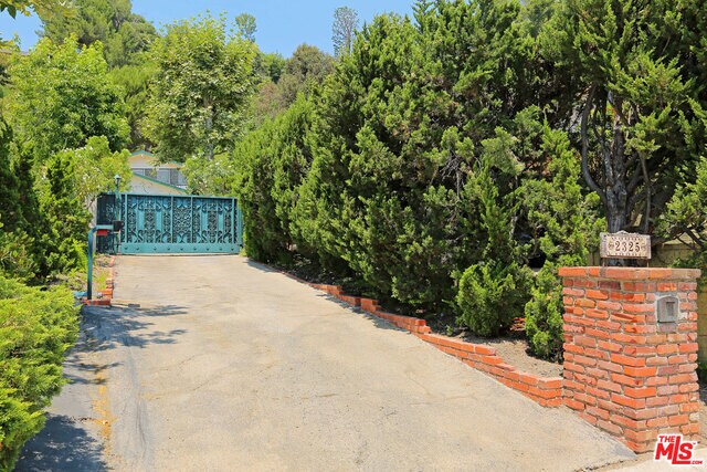 Building Photo - 2325 Banyan Dr