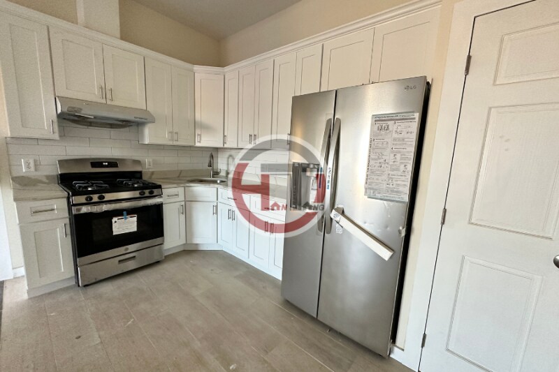 Primary Photo - 3552 E Tremont Ave