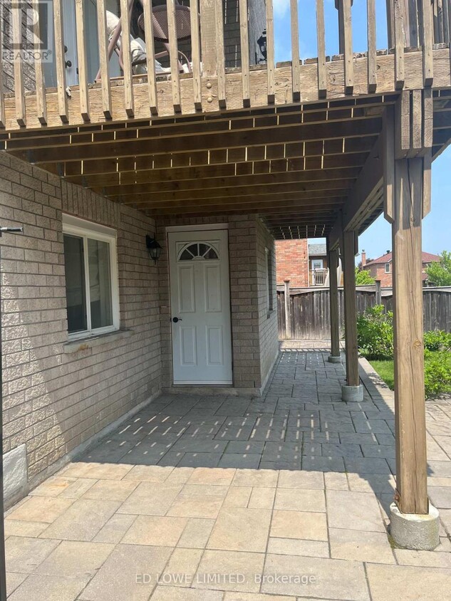 Primary Photo - 165 Crompton Dr