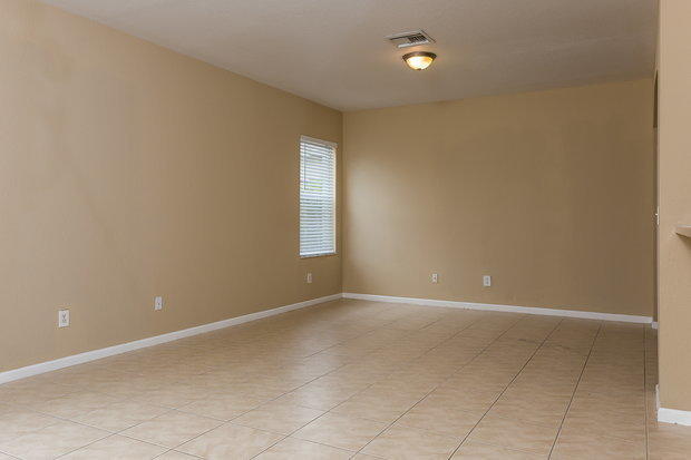 Building Photo - 121 Country Club Dr