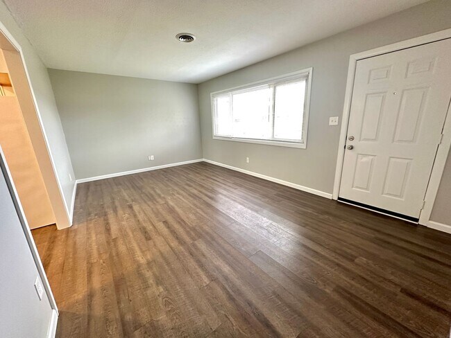 Foto del edificio - 2460 Aragon Ave S