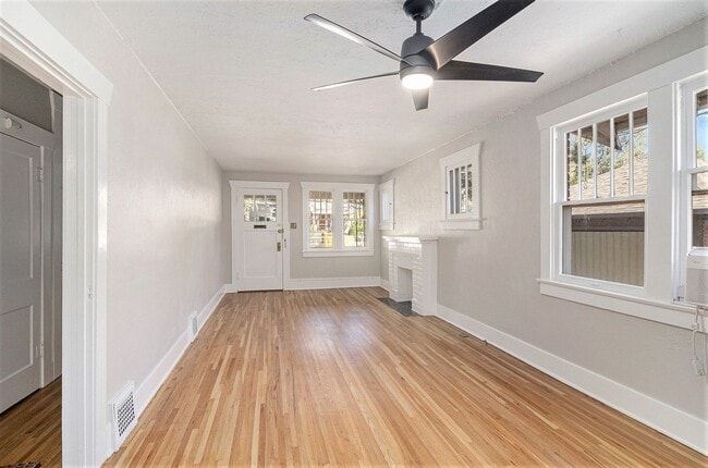 Building Photo - Spacious 2 bedroom home in the heart of Ci...