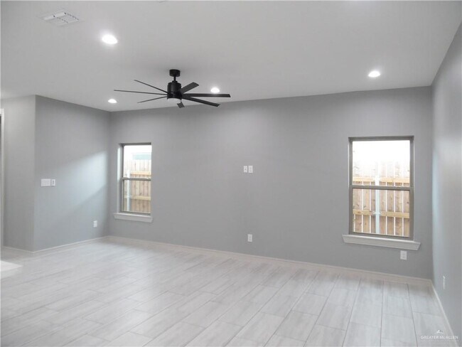 Foto del edificio - 19 New Combs Rd