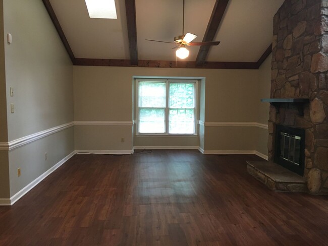 Building Photo - NEW RENT AMOUNT! 1100 Oakside 3 brm 2 bath...