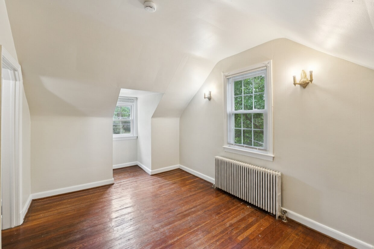 Building Photo - 4811 Calvert Rd