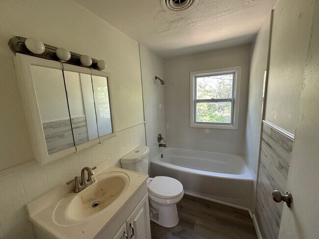 Building Photo - $1100 - 2 Bedroom 1 Bathroom Townhome