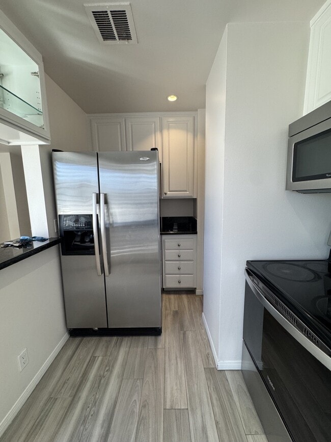 Photo - 10747 Wilshire Blvd (Los Angeles, CA) Apartment