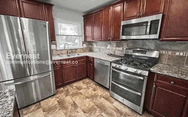 Foto del edificio - 3 Bed/3 Bath Home with Fenced Yard and Garage / Available Now!