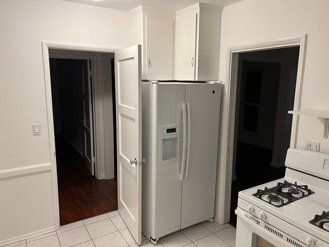 Kitchen - 1078 S Mansfield Ave