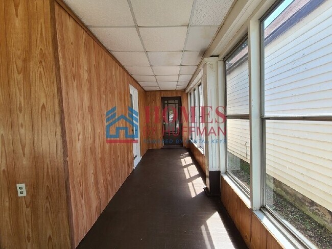 Building Photo - Two Bedroom House | Move In Ready