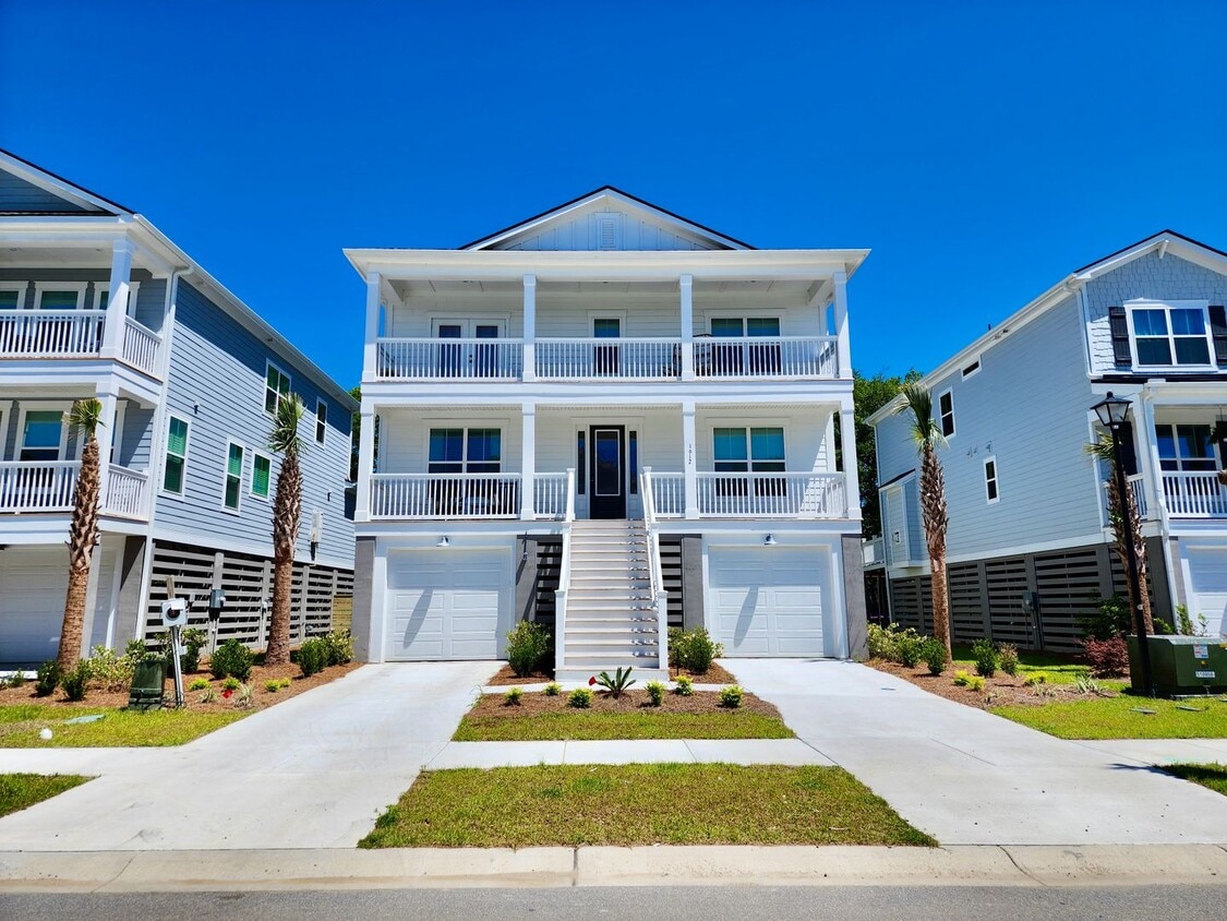 Primary Photo - Beautiful Furnished 5 Bedroom Home - Liber...