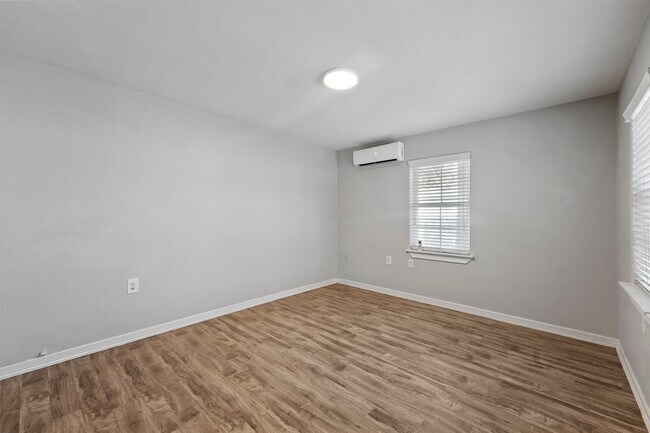 Foto del edificio - 16730 Springfield Dr
