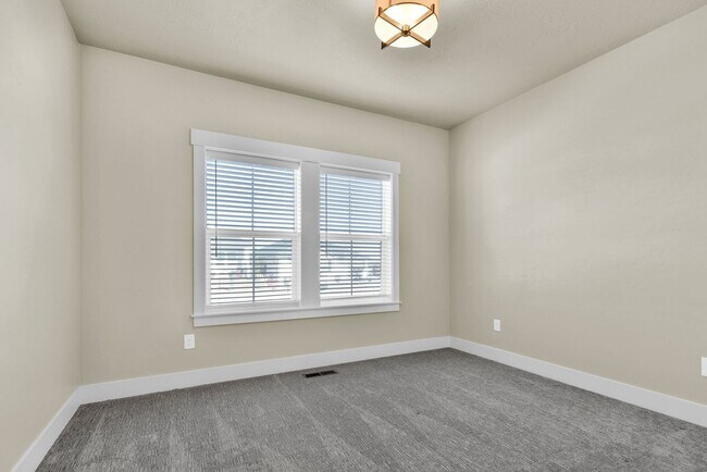 Foto del edificio - Coming Soon! Newer Custom built home with lots of upgrades and community pool!!