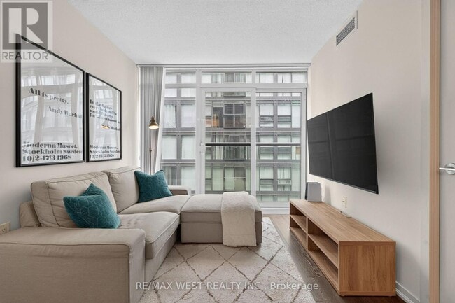 Building Photo - 36 Lisgar St