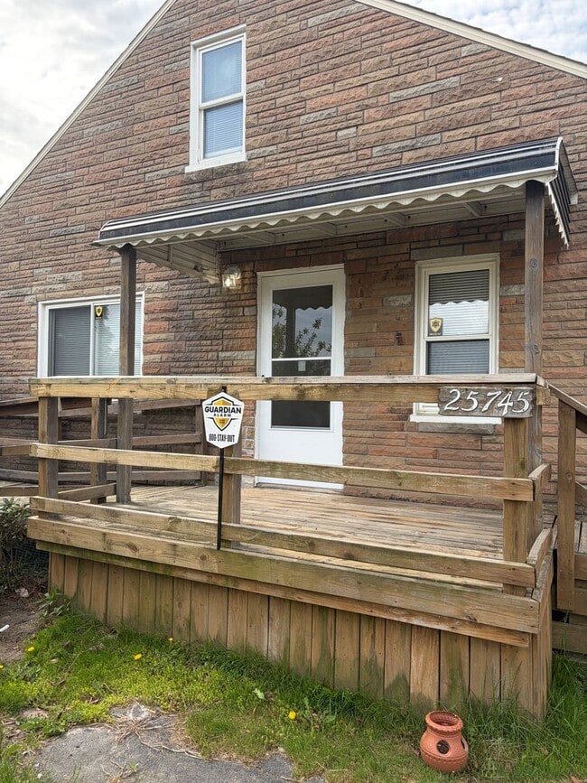 Renovdated 3 bedroom, 1 bathroom bungalow - Renovdated 3 bedroom, 1 bathroom bungalow House