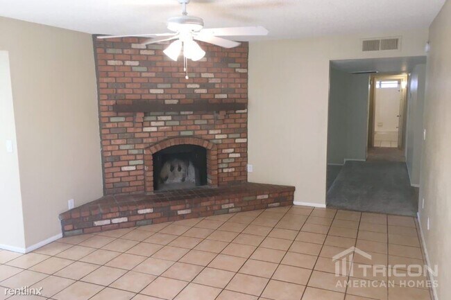 Building Photo - 5819 W Grovers Ave