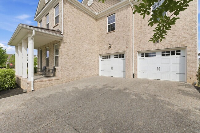 Foto del edificio - Luxury Executive Living in Sought-After Franklin Community