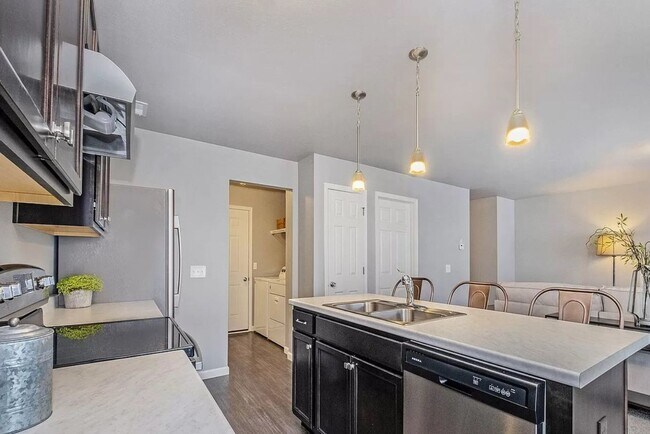 Building Photo - Beautiful Newer Condo for Lease