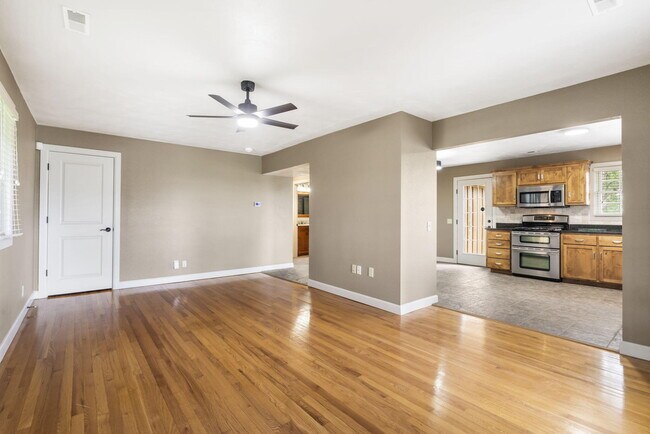 Foto del edificio - 5761 S Farm Rd 247
