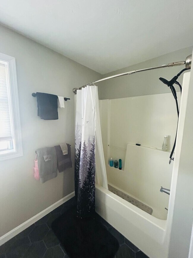 Building Photo - 2 Bedroom Condo Available Mid/Late October
