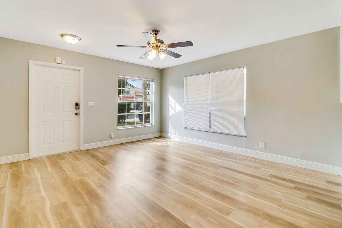 Foto del edificio - 4881 McGill St