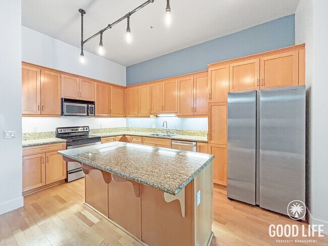 Foto del edificio - Charming 1BA Studio in Bankers Hill Including a W/D, Private Balcony, & Reserved Parking Space!