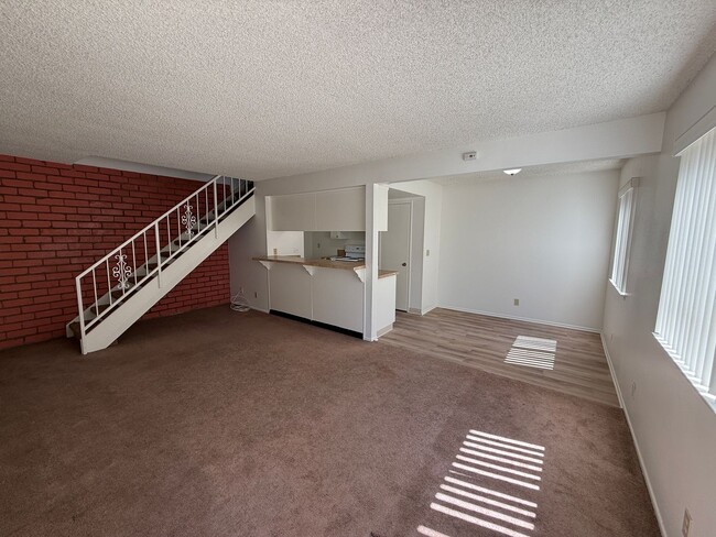 Building Photo - 752 W Hemlock St
